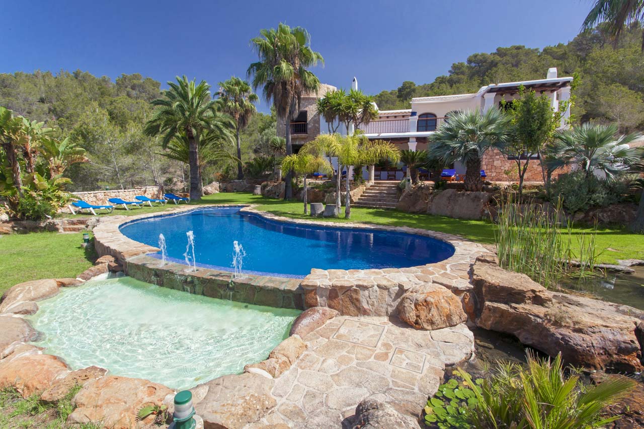 piscina de adultos y niños separadas, gran jardin exterior, rodeado de naturaleza